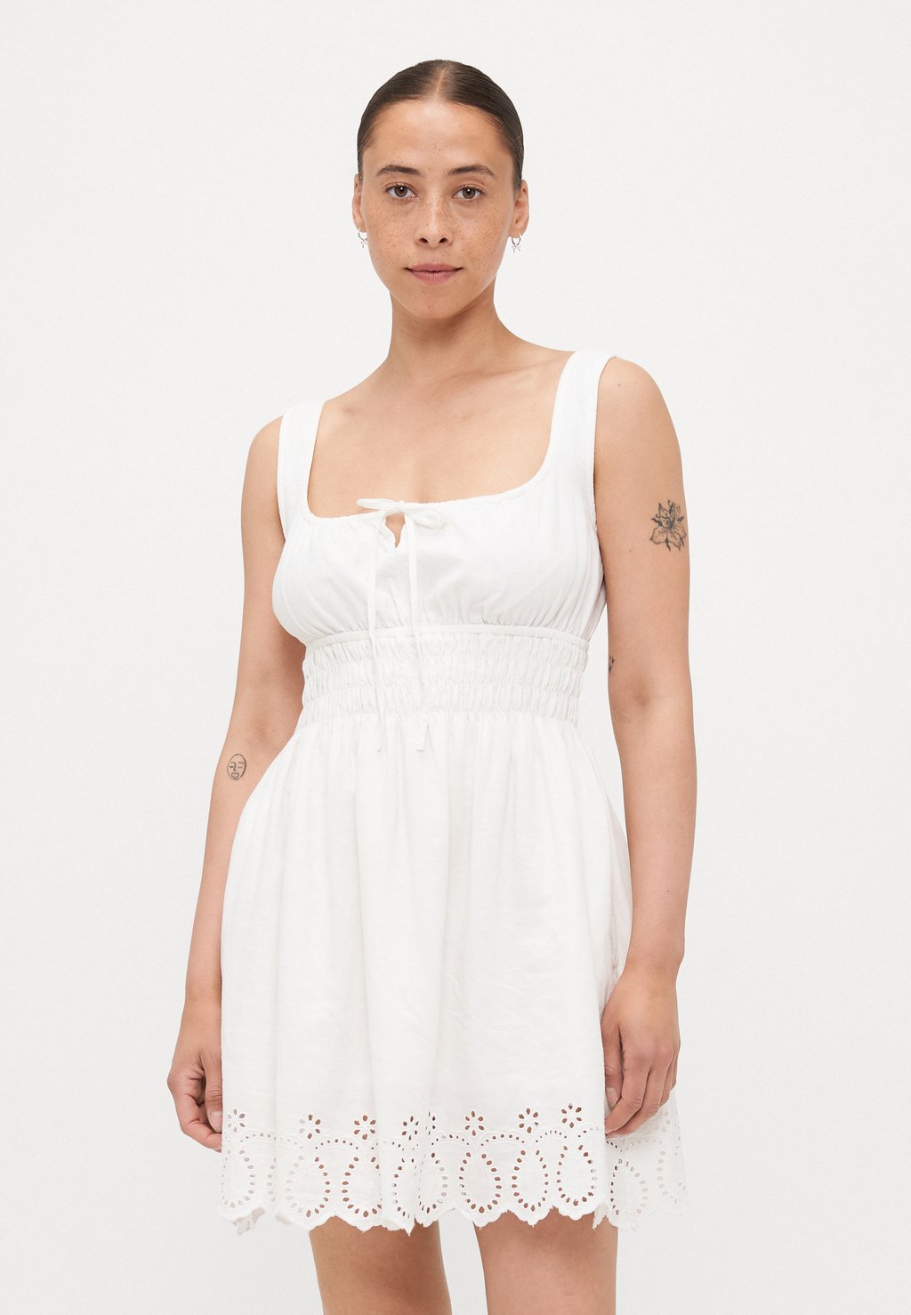 Повседневное платье TIE SMOCKED MINI DRESS GAP Petite, слоновая кость
Повседневное платье TIE SMOCKED MINI DRESS GAP Petite, слоновая кость