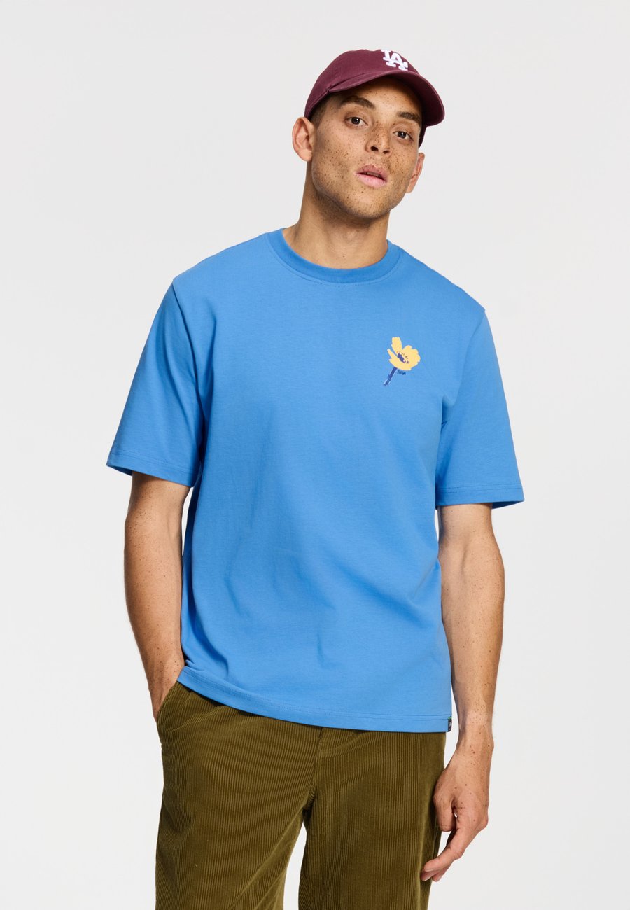 Футболка Shiwi Print T-shirt, Blue Fields/Blue, Синий, Футболка Shiwi Print T-shirt, Blue Fields/Blue
Футболка Shiwi Print T-shirt, Blue Fields/Blue, Синий, Футболка Shiwi Print T-shirt, Blue Fields/Blue