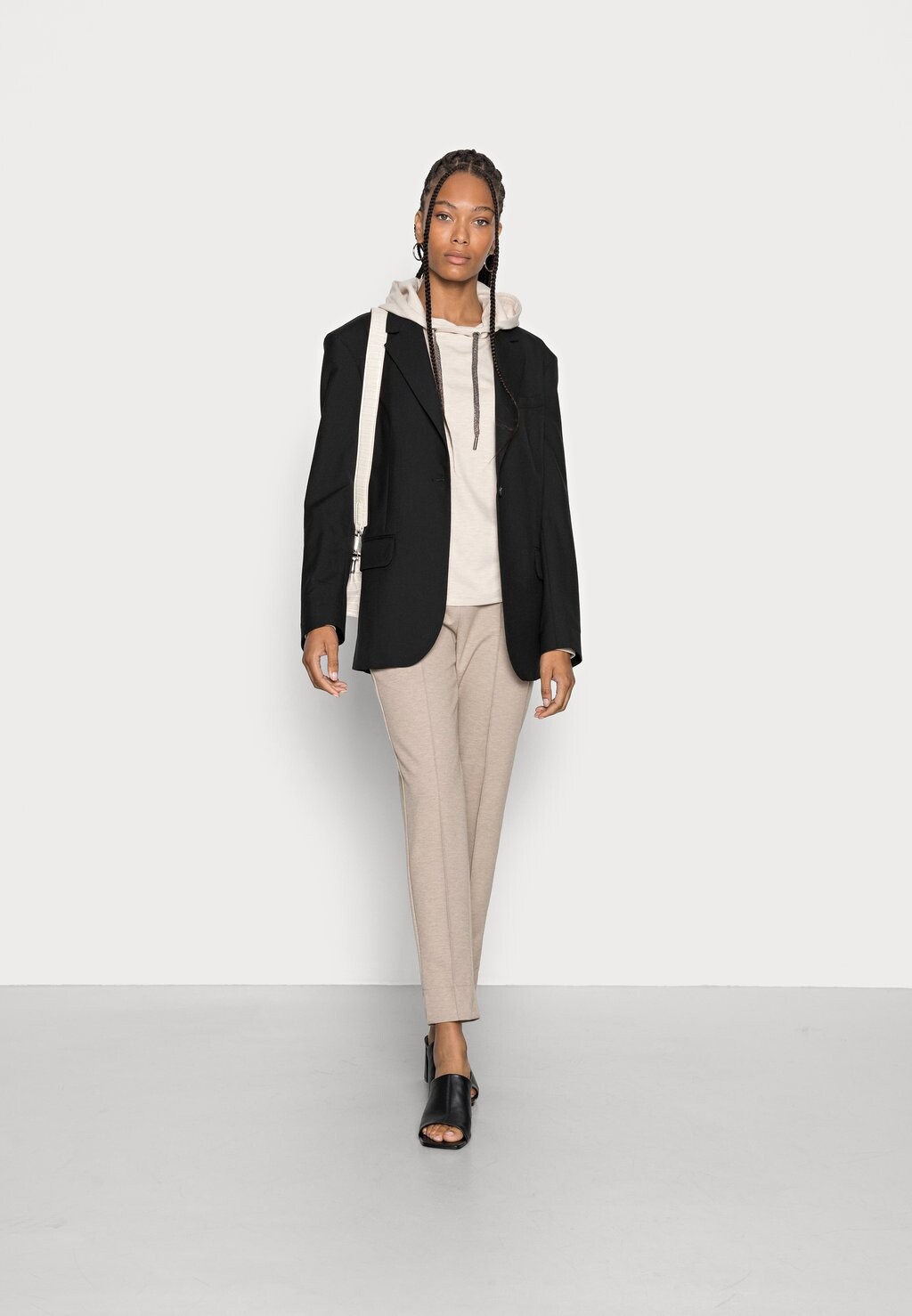 Топ с длинными рукавами GINNEA Opus, черный
Топ с длинными рукавами GINNEA Opus, черный