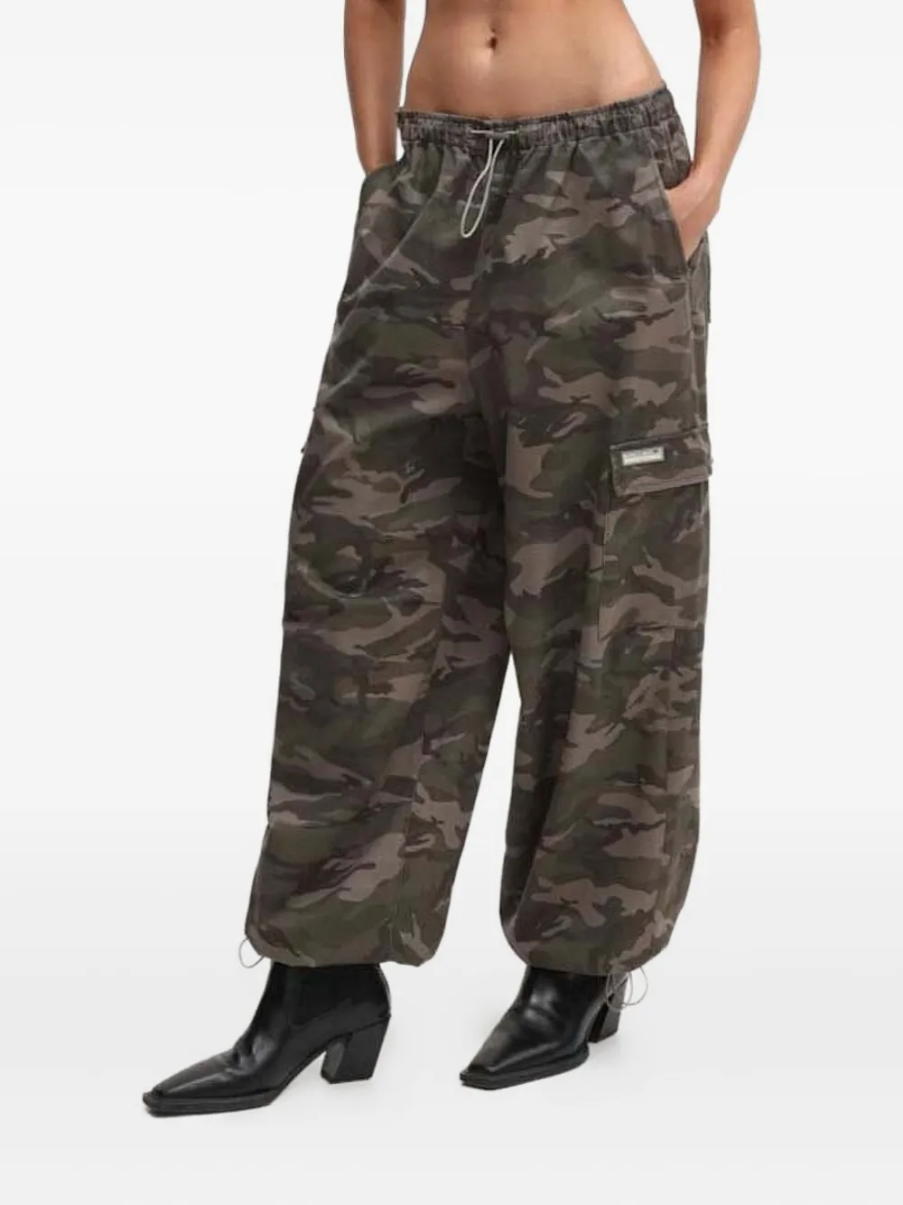 Прямые брюки с камуфляжным принтом Miss Sixty, зеленый
Прямые брюки с камуфляжным принтом Miss Sixty, зеленый