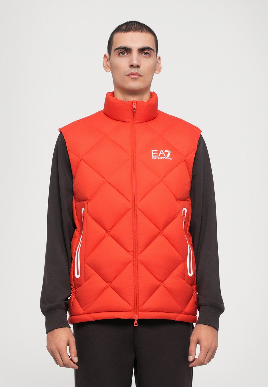 Куртка EA7 Emporio Armani MOUNTAIN QUILTED VEST, Molten Lava/Multi-Coloured
Куртка EA7 Emporio Armani MOUNTAIN QUILTED VEST, Molten Lava/Multi-Coloured