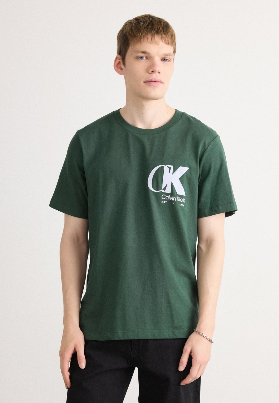 Футболка Calvin Klein 20S OVERLAP GRAPHIC TEE, Sycamore/Olive, Бежевый, Футболка Calvin Klein 20S OVERLAP GRAPHIC TEE, Sycamore/Olive
Футболка Calvin Klein 20S OVERLAP GRAPHIC TEE, Sycamore/Olive, Бежевый, Футболка Calvin Klein 20S OVERLAP GRAPHIC TEE, Sycamore/Olive