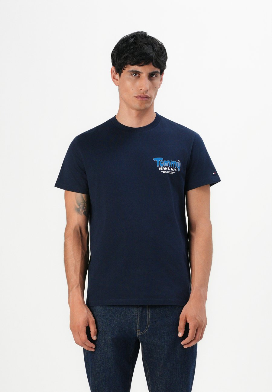 Футболка Tommy Jeans SLIM FONT PLAY TEE, Dark Night Navy/Dark Blue
Футболка Tommy Jeans SLIM FONT PLAY TEE, Dark Night Navy/Dark Blue