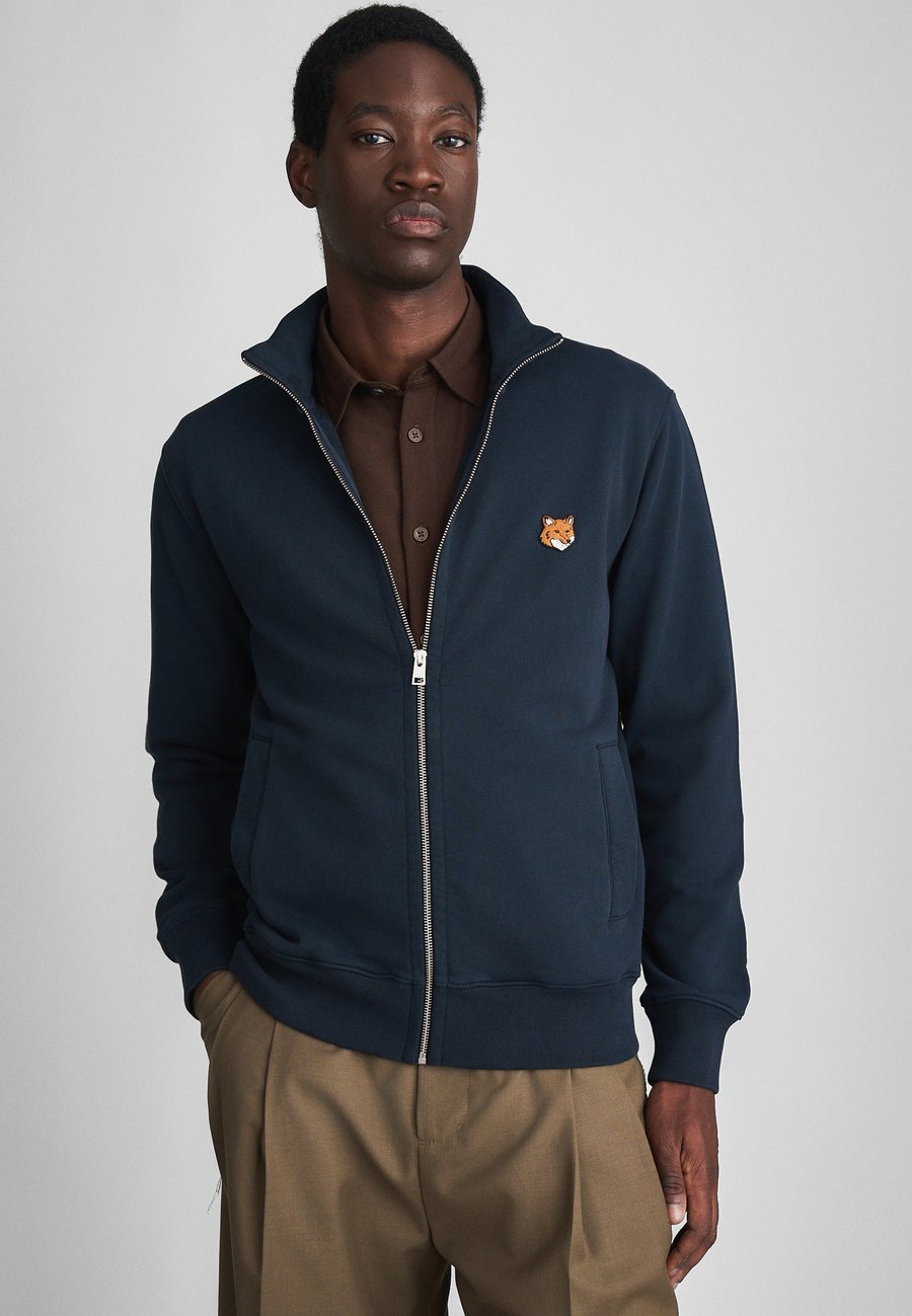 Толстовка Maison Kitsuné FOX HEAD ZIPPED REGULAR, Classic Navy/Dark Blue, Синий, Толстовка Maison Kitsuné FOX HEAD ZIPPED REGULAR, Classic Navy/Dark Blue
Толстовка Maison Kitsuné FOX HEAD ZIPPED REGULAR, Classic Navy/Dark Blue, Синий, Толстовка Maison Kitsuné FOX HEAD ZIPPED REGULAR, Classic Navy/Dark Blue