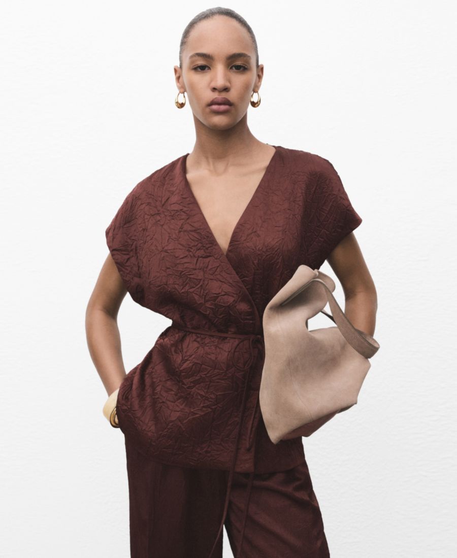 Женский двубортный жилет с эффектом жатой ткани MANGO, Chocolate
Женский двубортный жилет с эффектом жатой ткани MANGO, Chocolate