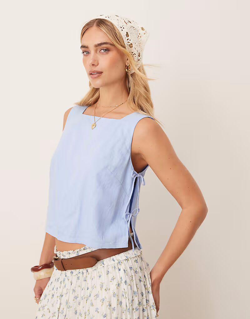 Топ Abercrombie & Fitch apron side toe detail top in blue
Топ Abercrombie & Fitch apron side toe detail top in blue