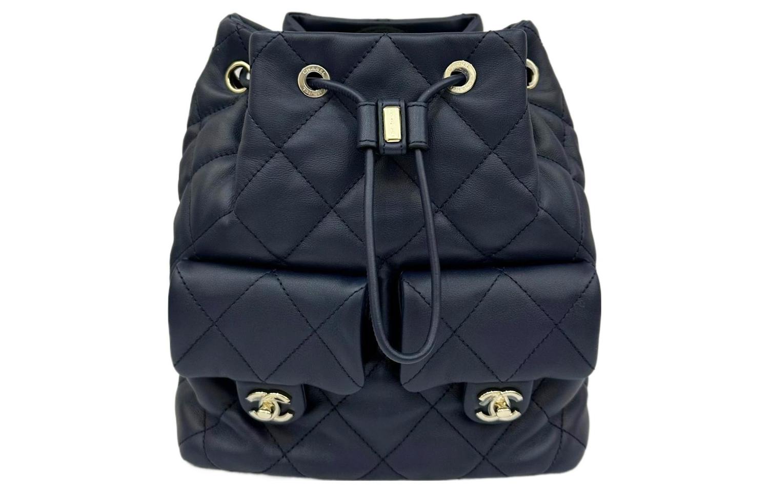 CHANEL Темно-синий женский рюкзак-торба из телячьей кожи
CHANEL Темно-синий женский рюкзак-торба из телячьей кожи
