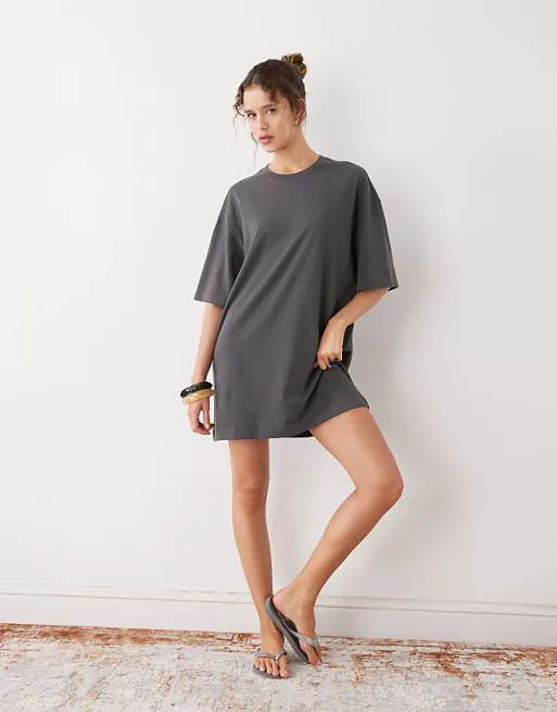 Темно-серое платье-футболка оверсайз Weekday эксклюзивно для ASOS
Темно-серое платье-футболка оверсайз Weekday эксклюзивно для ASOS