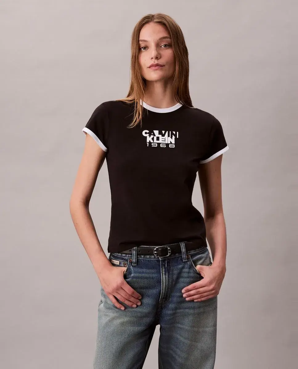 Женская футболка baby tee с графическим принтом Calvin Klein Jeans, черный
Женская футболка baby tee с графическим принтом Calvin Klein Jeans, черный