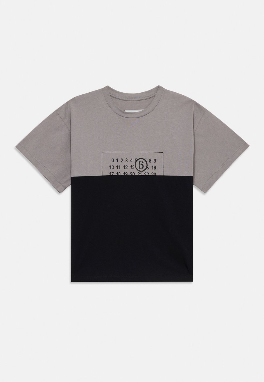 Футболка MM6 Maison Margiela UNISEX, Grey/Black/Black, Черный, Футболка MM6 Maison Margiela UNISEX, Grey/Black/Black
Футболка MM6 Maison Margiela UNISEX, Grey/Black/Black, Черный, Футболка MM6 Maison Margiela UNISEX, Grey/Black/Black