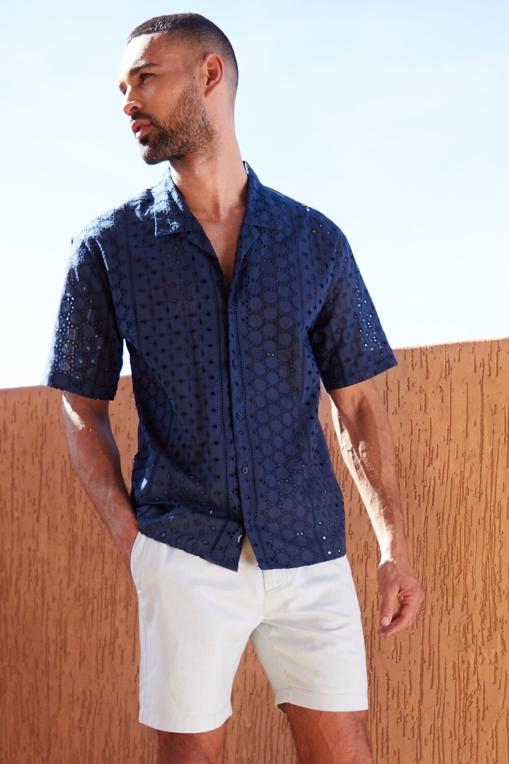 Хлопковая рубашка с короткими рукавами из английской вышивки с воротником-стойкой Threadbare, синий 
Хлопковая рубашка с короткими рукавами из английской вышивки с воротником-стойкой Threadbare, синий