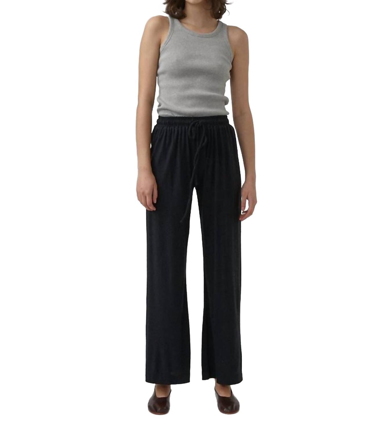 Ora Брюки для отдыха из шелково-шерстяной ткани в черном цвете WORN
Ora Брюки для отдыха из шелково-шерстяной ткани в черном цвете WORN