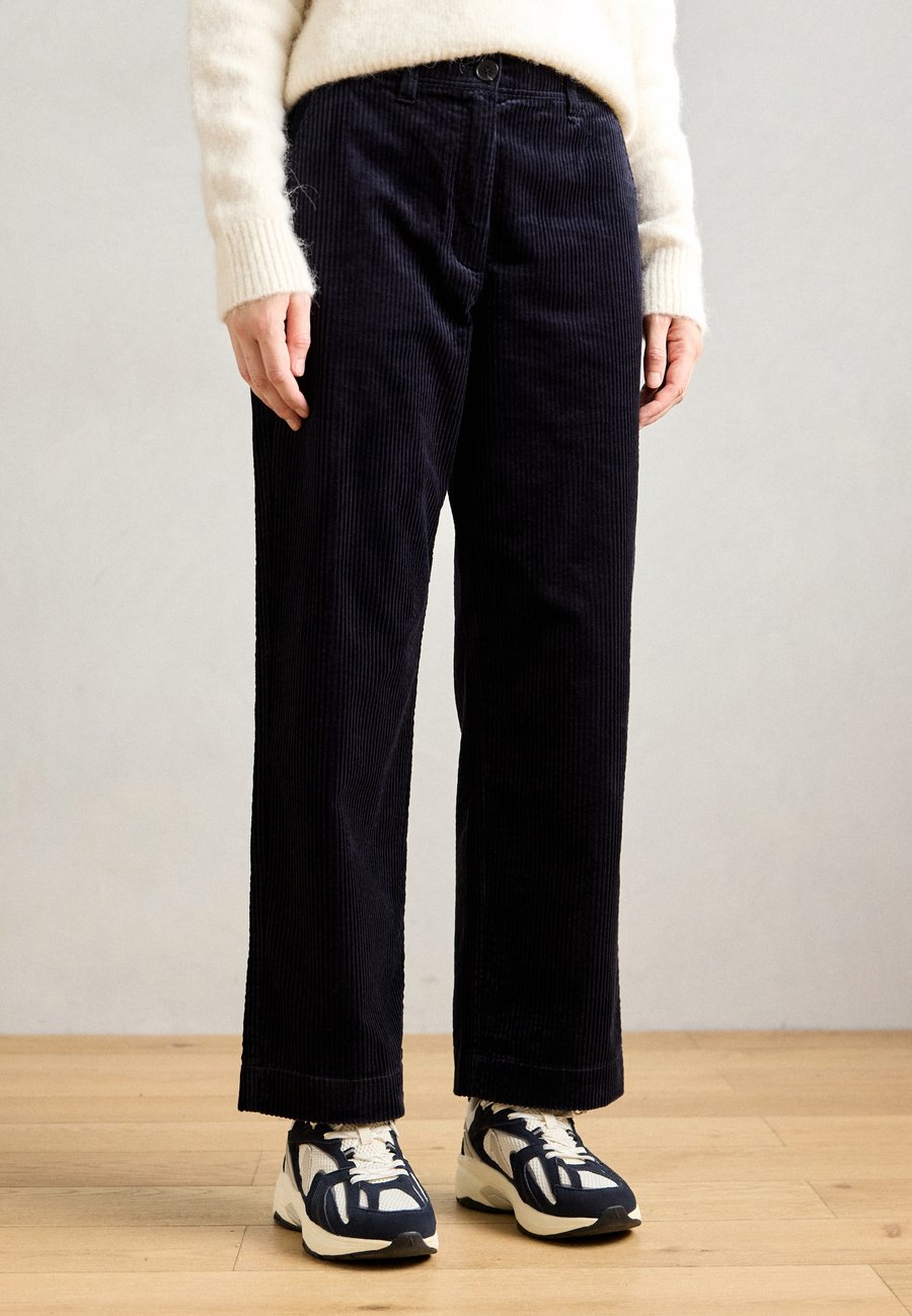 Брюки Marc O'Polo PANTS STRAIGHT LEG CROPPED LENGTH WELT POCKET, Deep Night Blue/Dark Blue
Брюки Marc O'Polo PANTS STRAIGHT LEG CROPPED LENGTH WELT POCKET, Deep Night Blue/Dark Blue