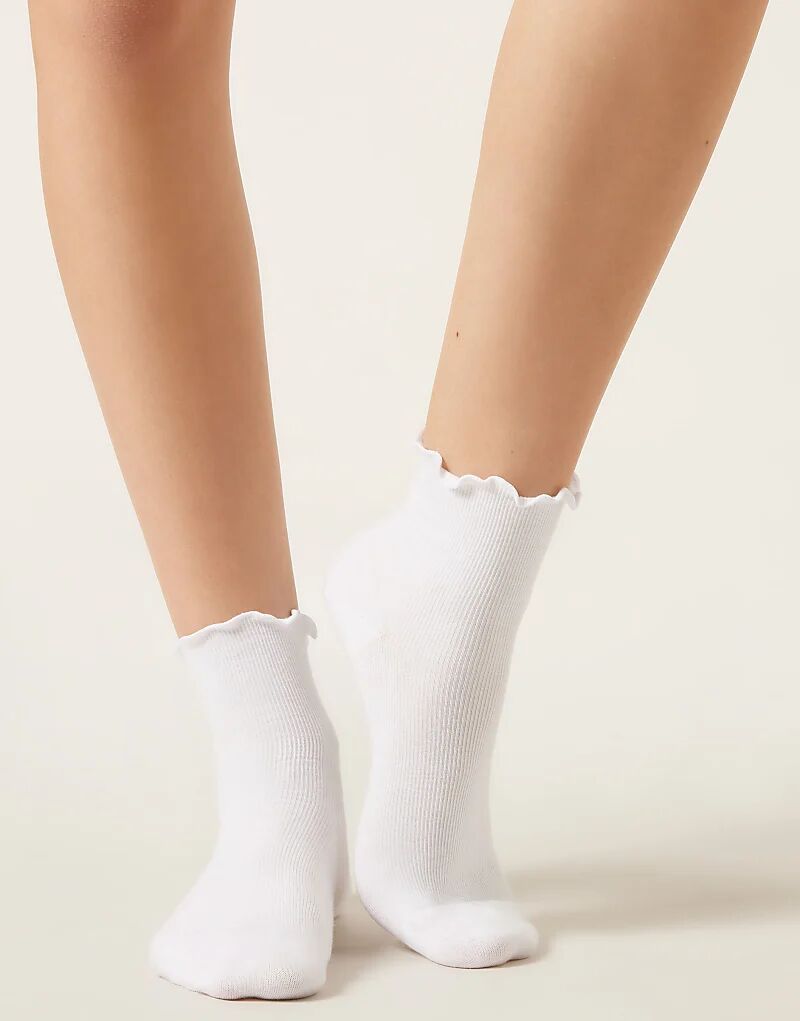 Короткие носки Calzedonia в рубчик с романтической отделкой белого цвета
Короткие носки Calzedonia в рубчик с романтической отделкой белого цвета