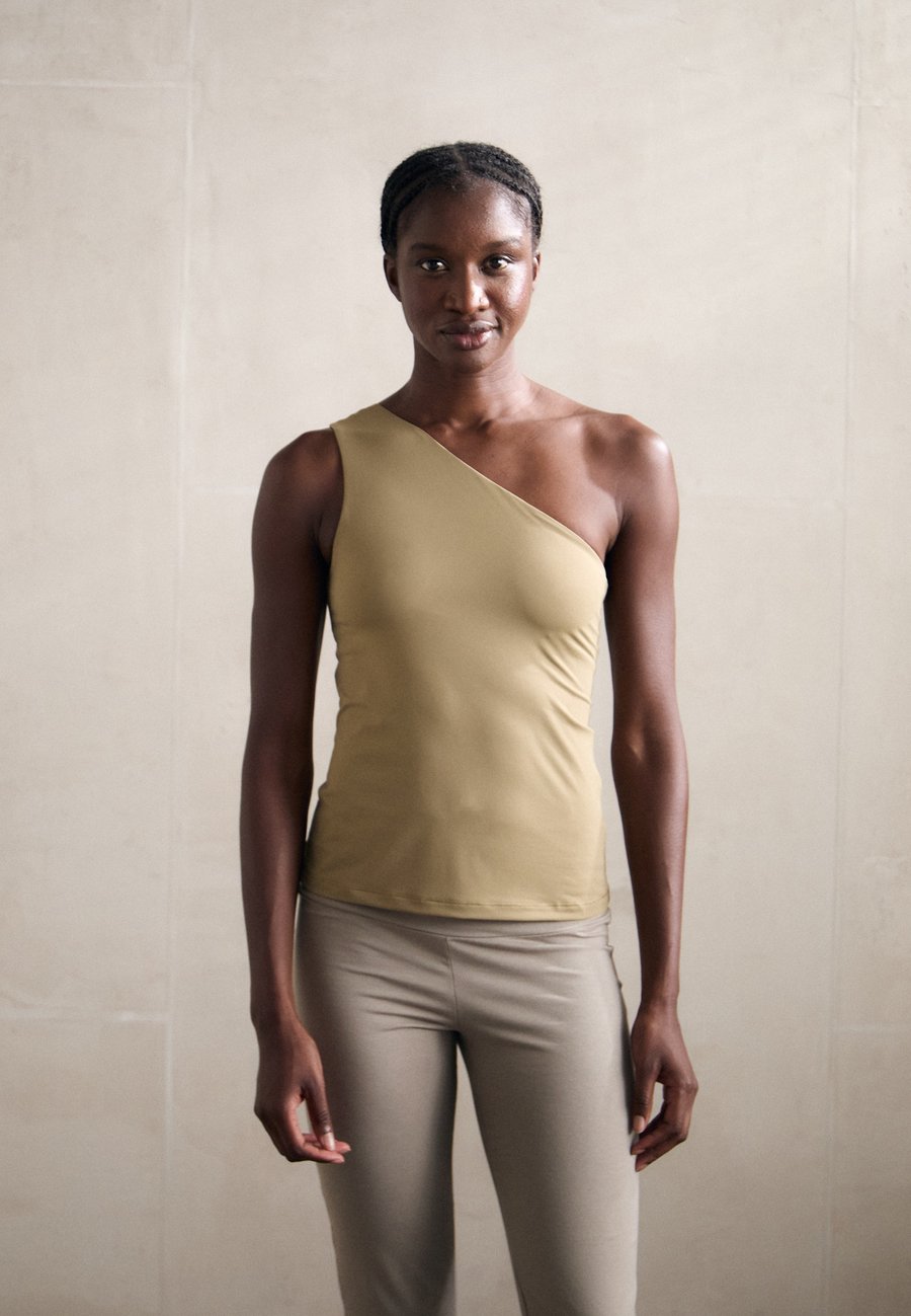 Топ Casall ONE SHOULDER BRA TANK, Light Khaki/Khaki
Топ Casall ONE SHOULDER BRA TANK, Light Khaki/Khaki