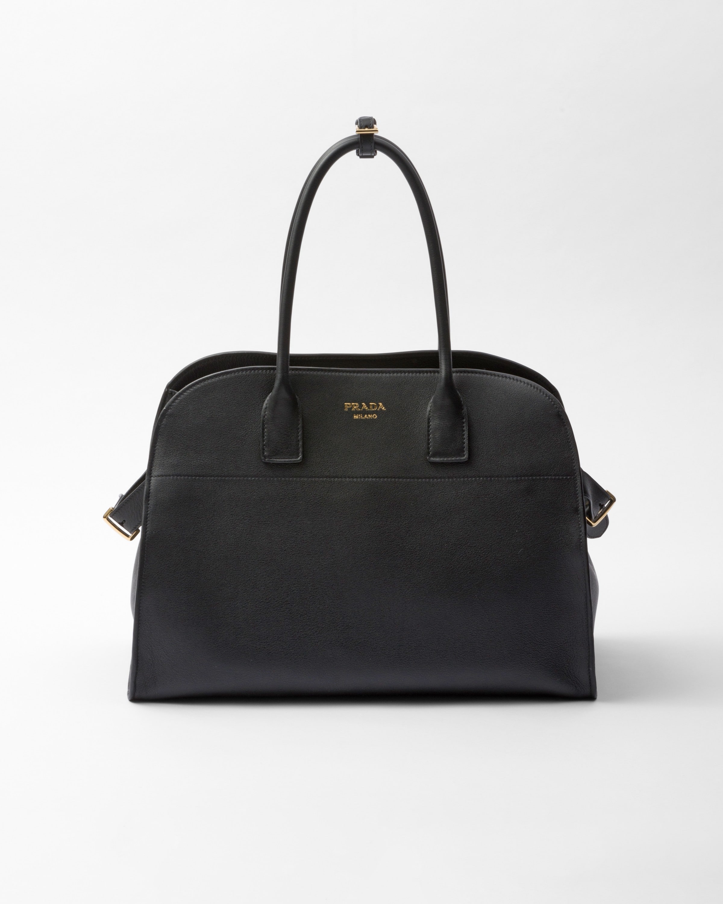 Большая кожаная сумка-тоут с пряжками Prada, черный
Большая кожаная сумка-тоут с пряжками Prada, черный
