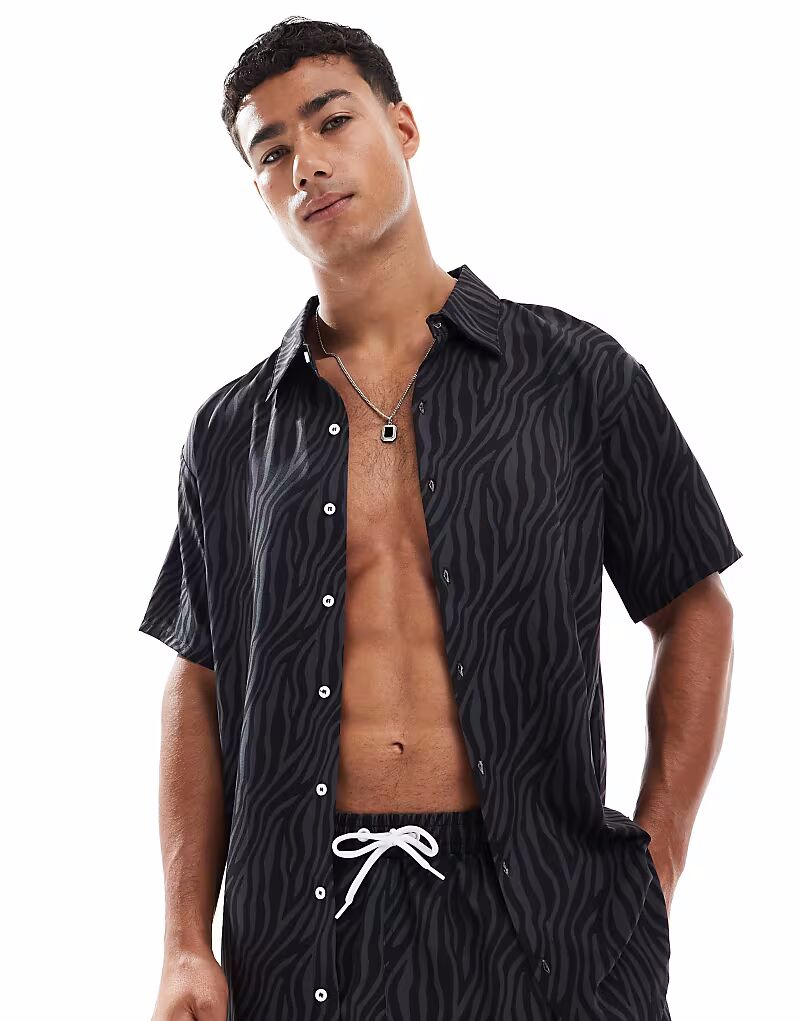 Мужская рубашка с коротким рукавом OOSC Black tiger черного цвета
Мужская рубашка с коротким рукавом OOSC Black tiger черного цвета