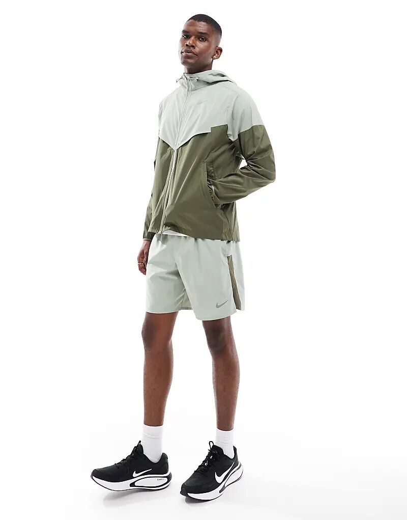Nike Running – Windrunner – Куртка светло-зеленого и хаки цвета с рисунком в виде панелей
Nike Running – Windrunner – Куртка светло-зеленого и хаки цвета с рисунком в виде панелей