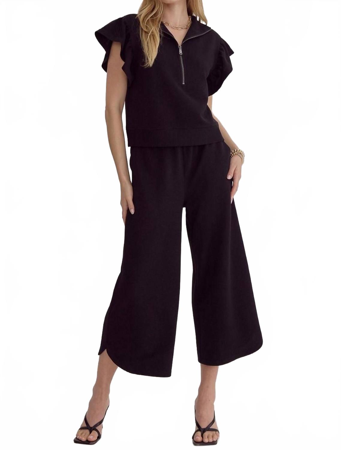 Черный топ с полумолнией, фактурный, с расклешенными рукавами Entro
Черный топ с полумолнией, фактурный, с расклешенными рукавами Entro