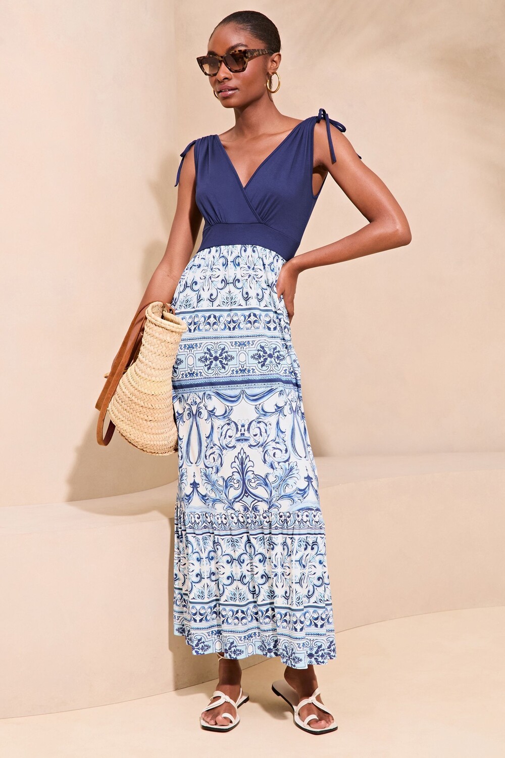 Трикотажное платье макси 2 в 1 с принтом Lipsy, синий
Трикотажное платье макси 2 в 1 с принтом Lipsy, синий