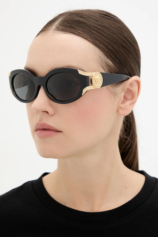 Солнцезащитные очки Versace, черный
Солнцезащитные очки Versace, черный