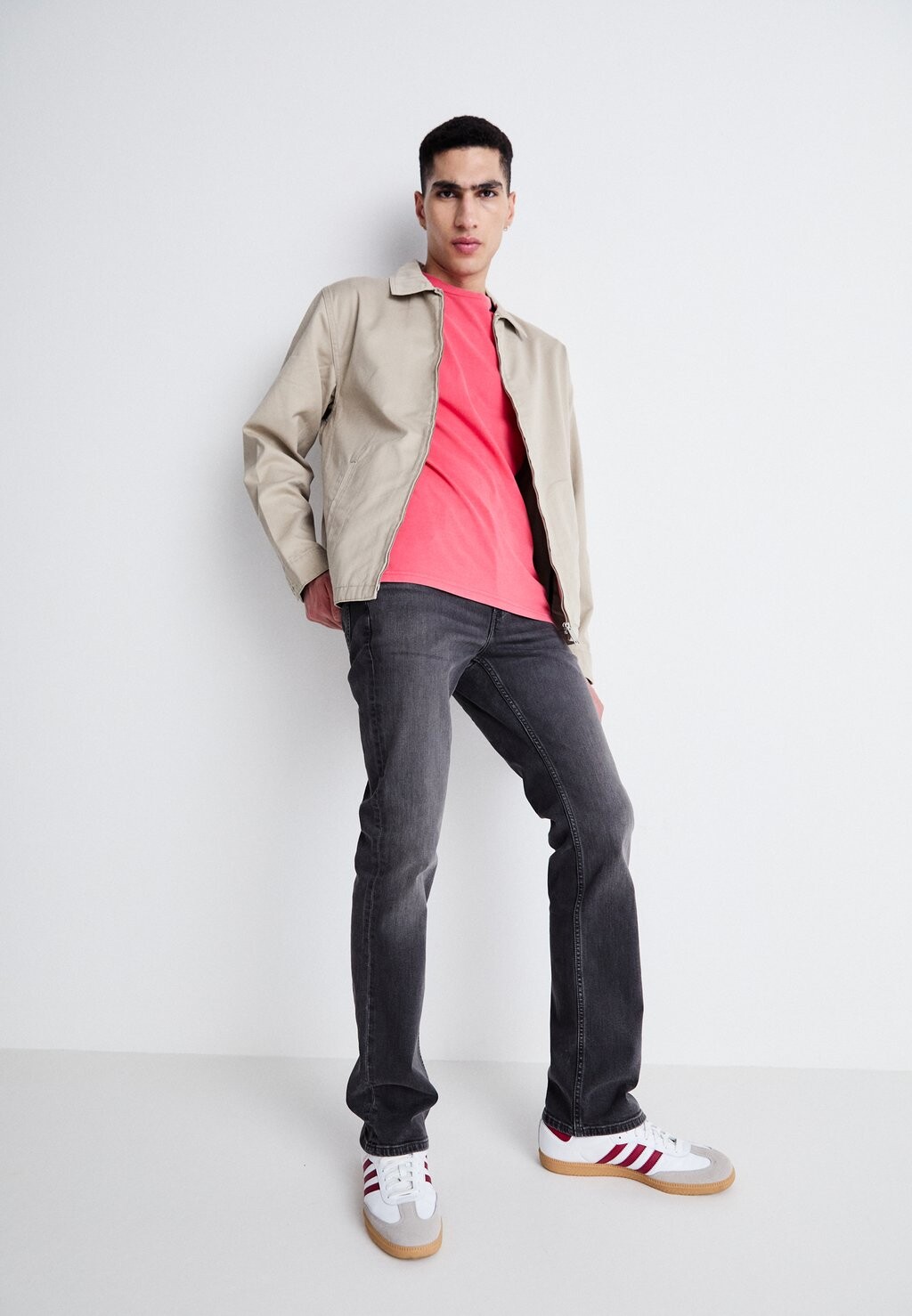 Джинсы с небольшим расклешенным низом LEON Lee, цвет Cement
Джинсы с небольшим расклешенным низом LEON Lee, цвет Cement