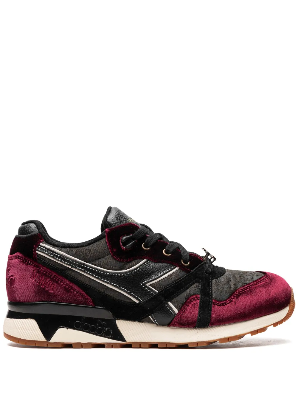 Кроссовки N9000 In Vino Veritas из коллаборации с 24 Kilates и Sabotage Diadora, черный 
Кроссовки N9000 In Vino Veritas из коллаборации с 24 Kilates и Sabotage Diadora, черный