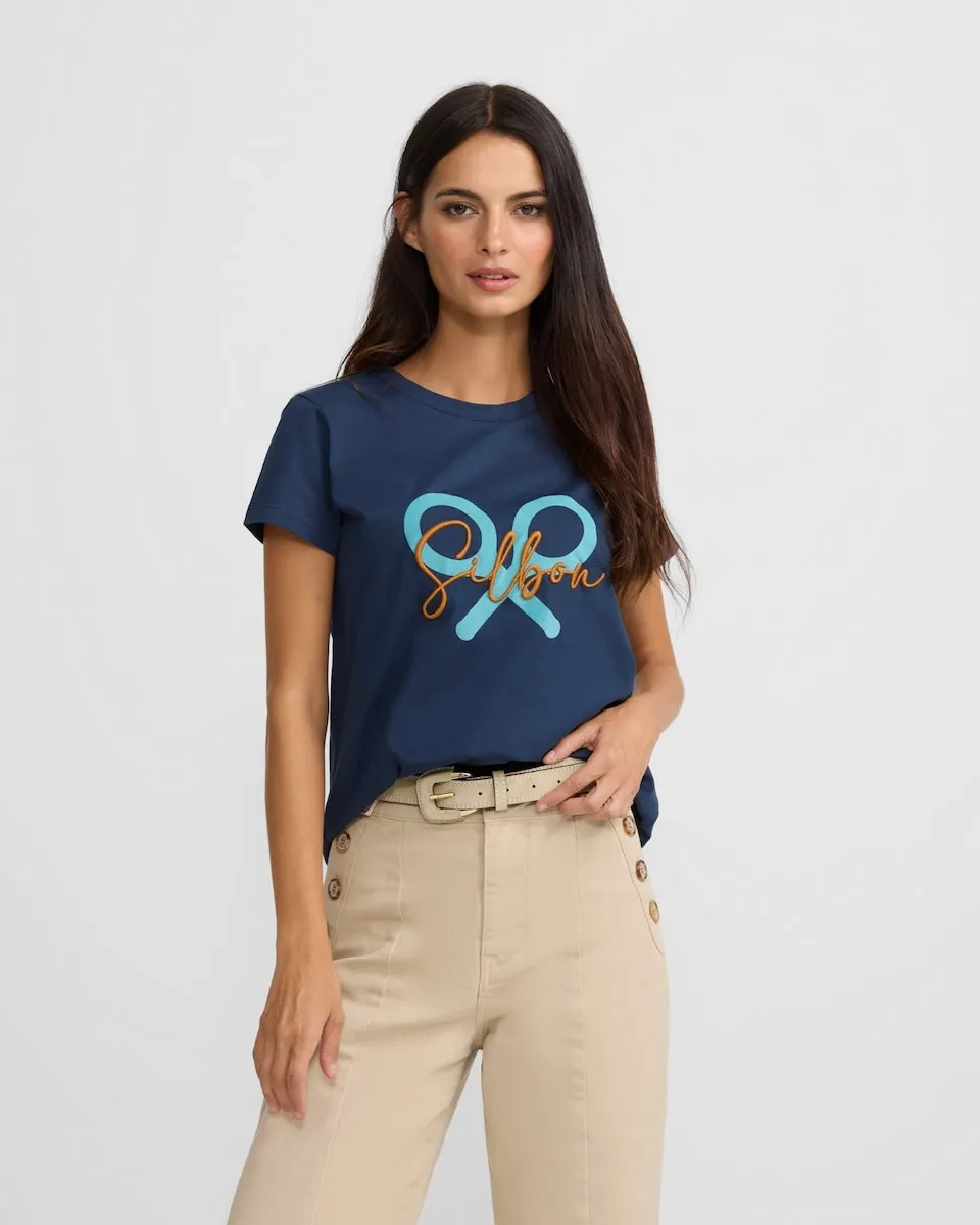 Классическая женская футболка с ракеткой морского цвета Silbon
Классическая женская футболка с ракеткой морского цвета Silbon