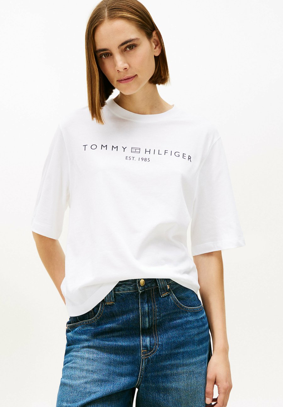 Футболка Tommy Hilfiger CORP LOGO TRAPEZE TEE, Optic White/White, Белый, Футболка Tommy Hilfiger CORP LOGO TRAPEZE TEE, Optic White/White
Футболка Tommy Hilfiger CORP LOGO TRAPEZE TEE, Optic White/White, Белый, Футболка Tommy Hilfiger CORP LOGO TRAPEZE TEE, Optic White/White