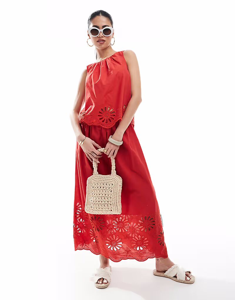 Жилет New Look с отделкой ришелье красного цвета
Жилет New Look с отделкой ришелье красного цвета