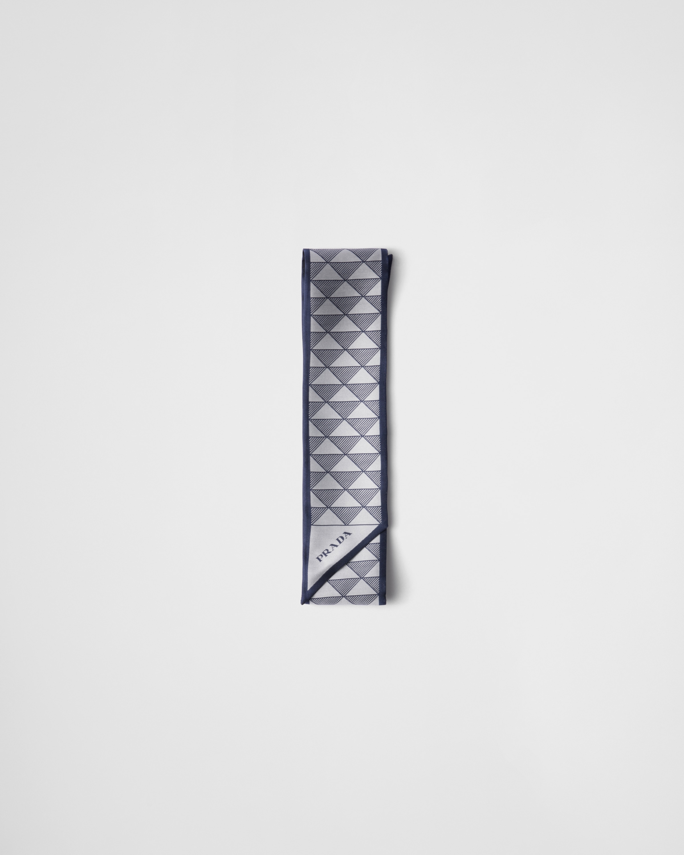 Узкий шелковый шарф с принтом Prada, серый
Узкий шелковый шарф с принтом Prada, серый