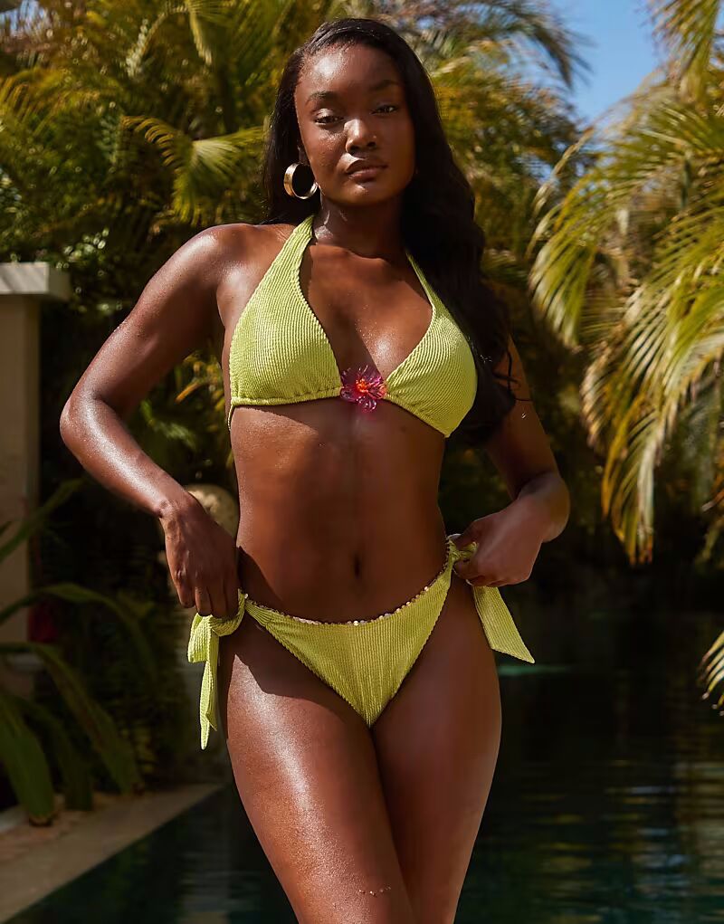 Плавки бикини South Beach с завязками по бокам зеленого цвета
Плавки бикини South Beach с завязками по бокам зеленого цвета