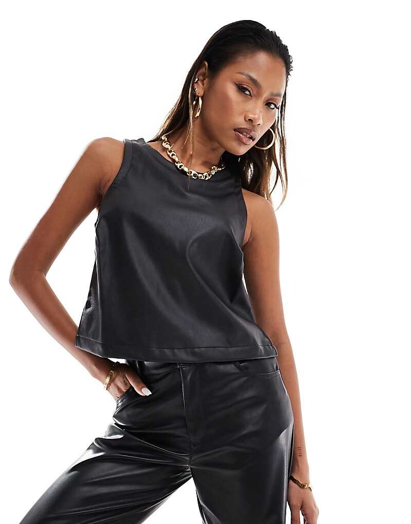 Черный топ из искусственной кожи New Look
Черный топ из искусственной кожи New Look