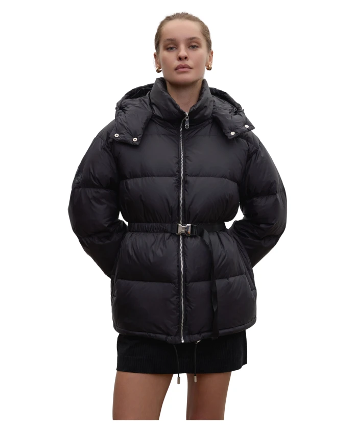 Пуховая куртка длиной до бедра с поясом. Estro, черный
Пуховая куртка длиной до бедра с поясом. Estro, черный