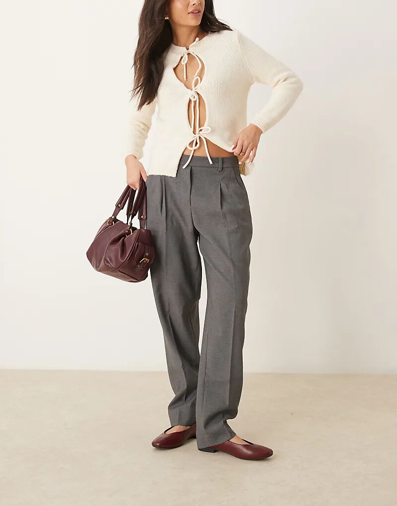 Зауженные брюки с высокой посадкой в угольно-угольном цвете Abercrombie & Fitch
Зауженные брюки с высокой посадкой в угольно-угольном цвете Abercrombie & Fitch