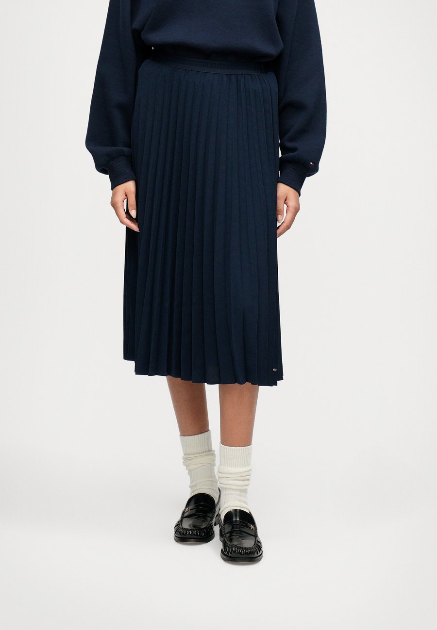 Юбка Tommy Hilfiger FLUID PLEATED PULL ON MIDI SKIRT, Dark Night Navy/Dark Blue
Юбка Tommy Hilfiger FLUID PLEATED PULL ON MIDI SKIRT, Dark Night Navy/Dark Blue