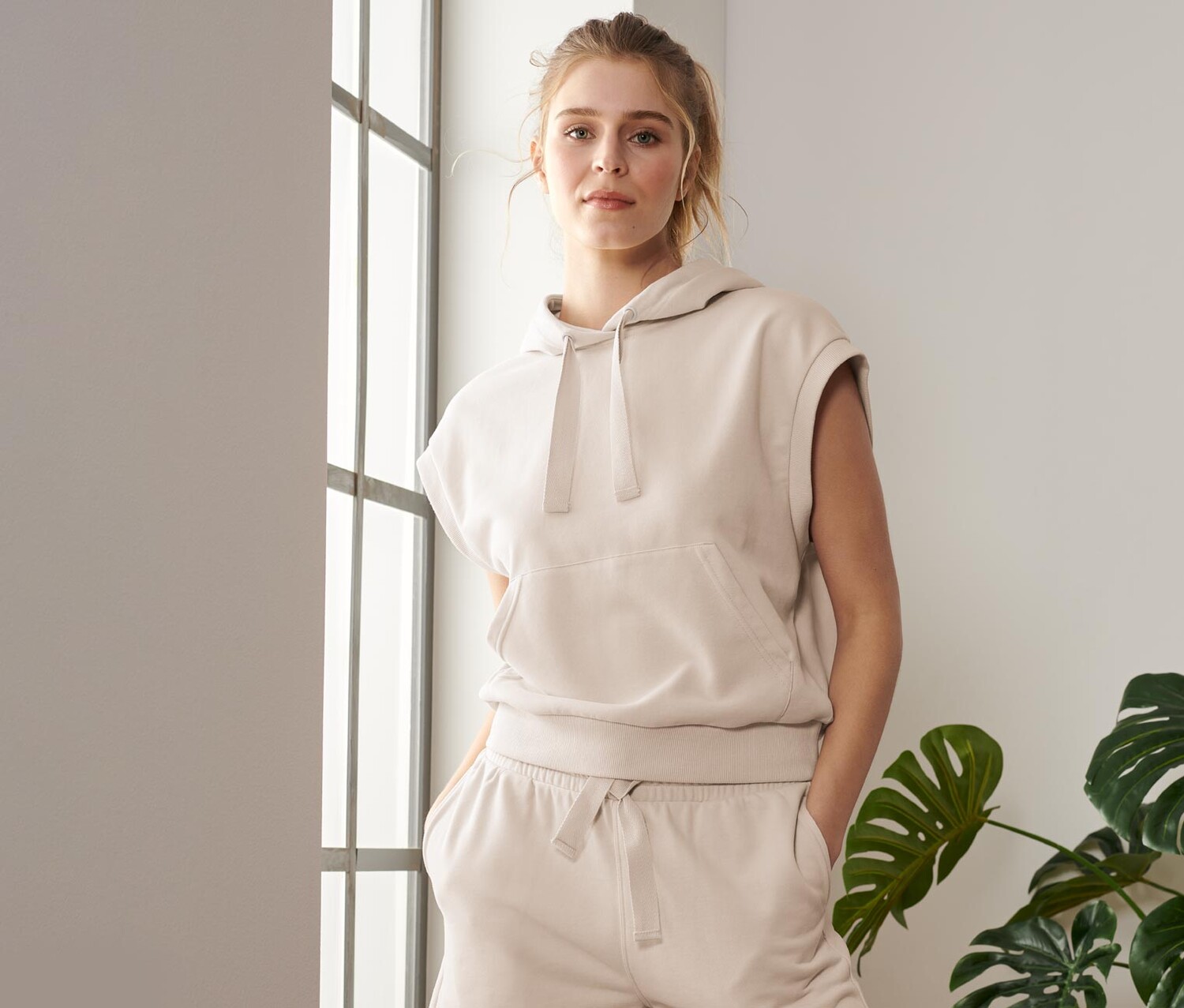 Спортивная толстовка без рукавов Tchibo, крем
Спортивная толстовка без рукавов Tchibo, крем