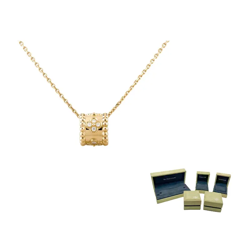 Van Cleef & Arpels Подвеска Perlee Clovers из желтого золота с бриллиантами
Van Cleef & Arpels Подвеска Perlee Clovers из желтого золота с бриллиантами