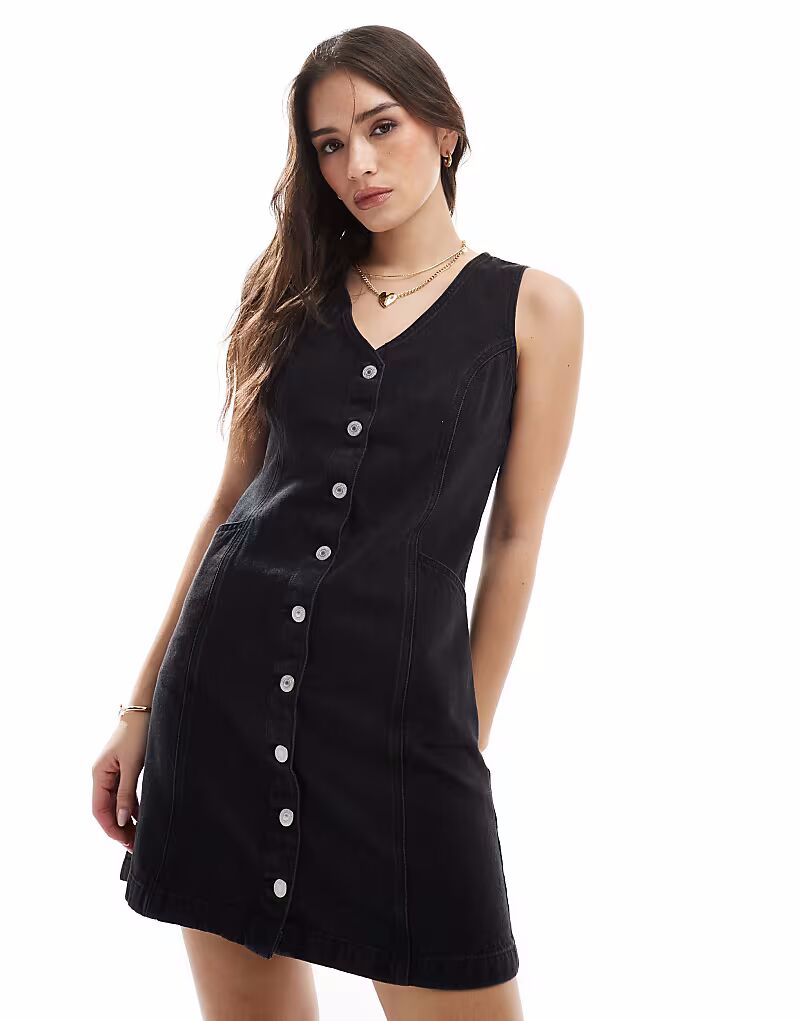 Черное короткое платье на пуговицах Levi's
Черное короткое платье на пуговицах Levi's
