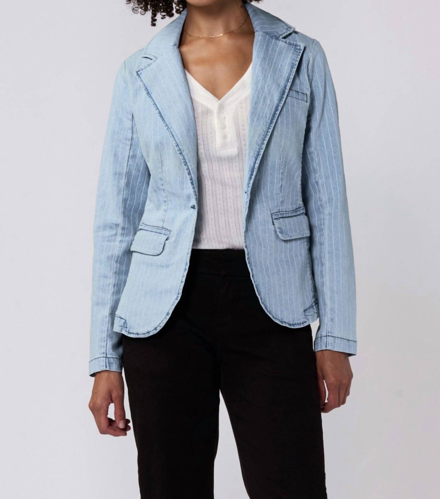 Куртка-блейзер Minah Novelty в джинсовую полоску Dear John Denim, Denim Stripe
Куртка-блейзер Minah Novelty в джинсовую полоску Dear John Denim, Denim Stripe