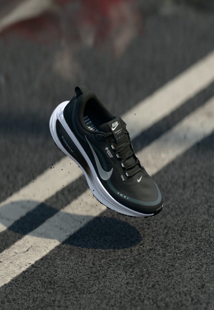 Кроссовки Nike Performance VOMERO 18 GTX, Black/Metallic Silver-Coloured/Anthracite/White/Black
Кроссовки Nike Performance VOMERO 18 GTX, Black/Metallic Silver-Coloured/Anthracite/White/Black