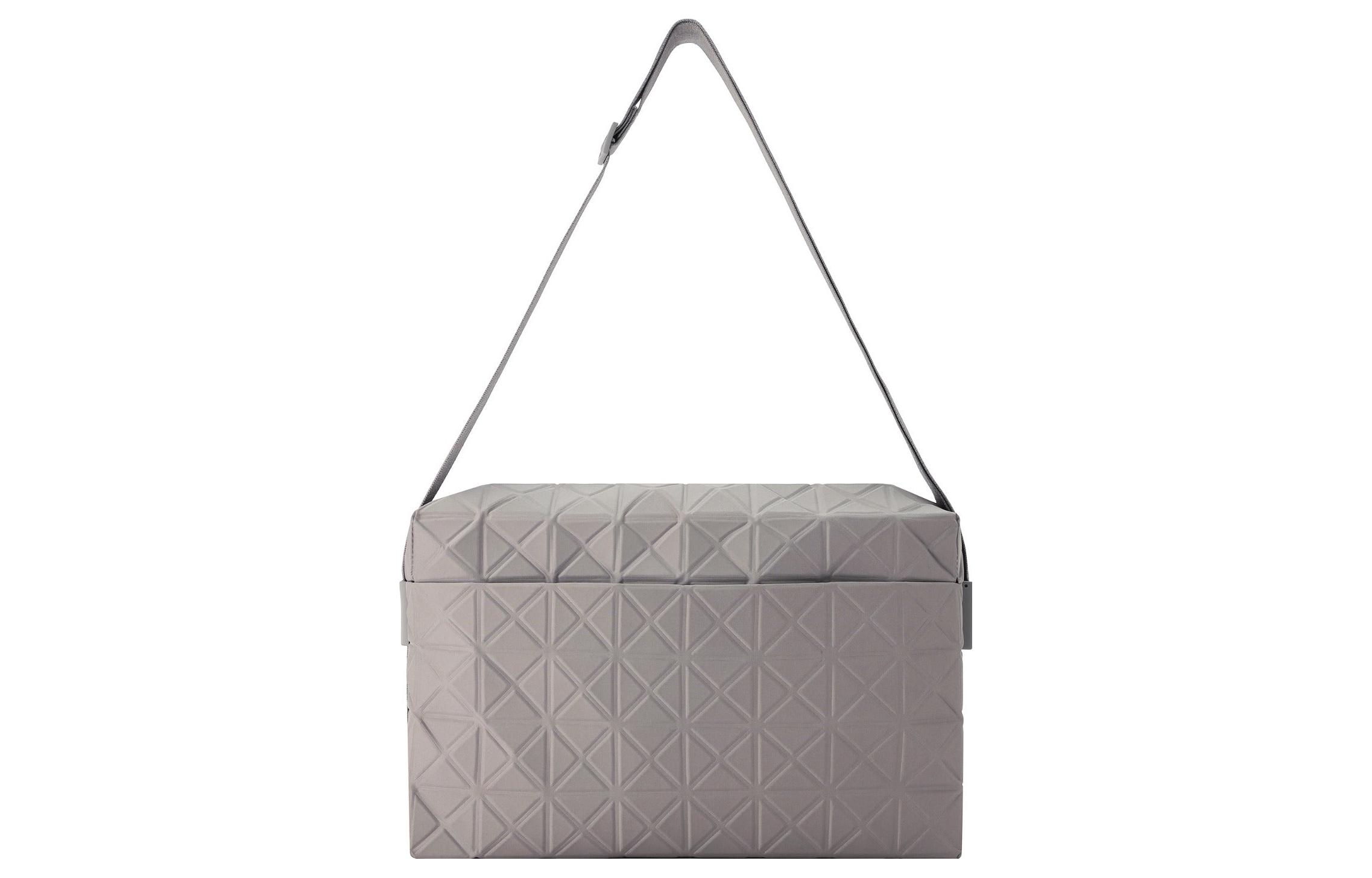 Полиэстеровая маленькая квадратная сумка через плечо, унисекс серая ISSEY MIYAKE
Полиэстеровая маленькая квадратная сумка через плечо, унисекс серая ISSEY MIYAKE