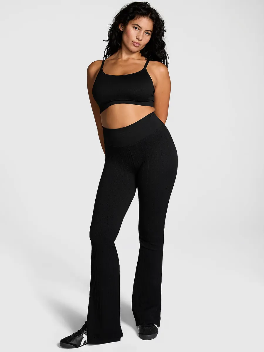 Мягкие бесшовные леггинсы-клеш с косами Pink, черный
Мягкие бесшовные леггинсы-клеш с косами Pink, черный