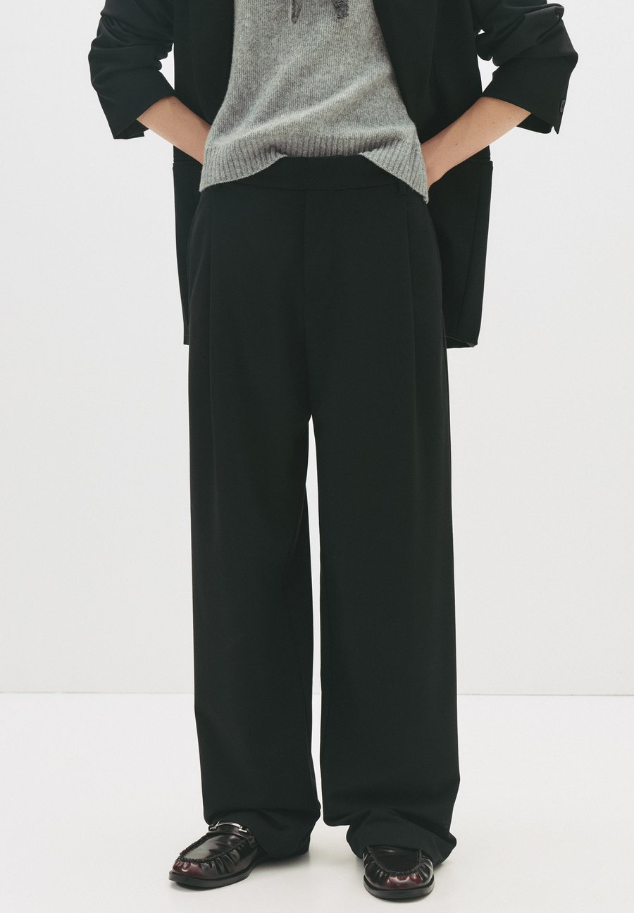 Брюки PULL&BEAR Trousers, Black
Брюки PULL&BEAR Trousers, Black