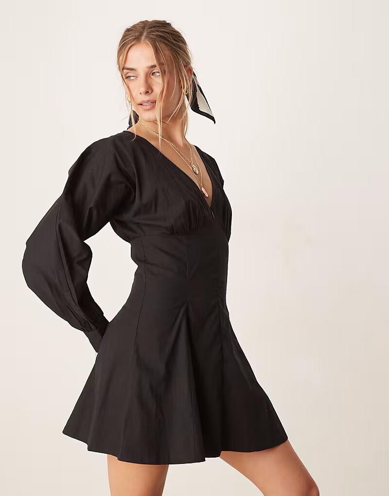 ASOS DESIGN поплиновое мини-платье с длинными рукавами и v-образным вырезом черного цвета
ASOS DESIGN поплиновое мини-платье с длинными рукавами и v-образным вырезом черного цвета