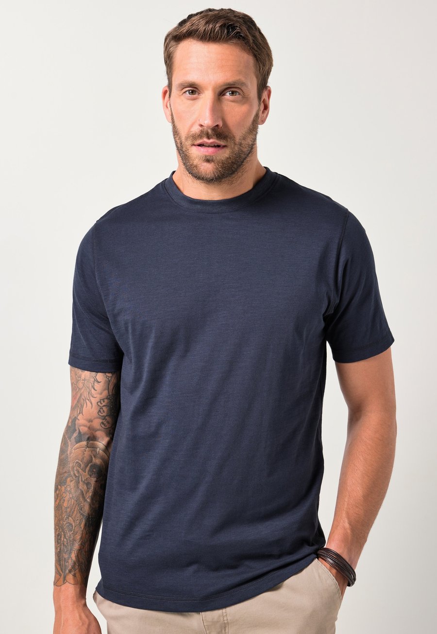 Футболка JP1880 SHORT-SLEEVED LOGO BADGE, Navy Blue/Dark Blue, Синий, Футболка JP1880 SHORT-SLEEVED LOGO BADGE, Navy Blue/Dark Blue
Футболка JP1880 SHORT-SLEEVED LOGO BADGE, Navy Blue/Dark Blue, Синий, Футболка JP1880 SHORT-SLEEVED LOGO BADGE, Navy Blue/Dark Blue