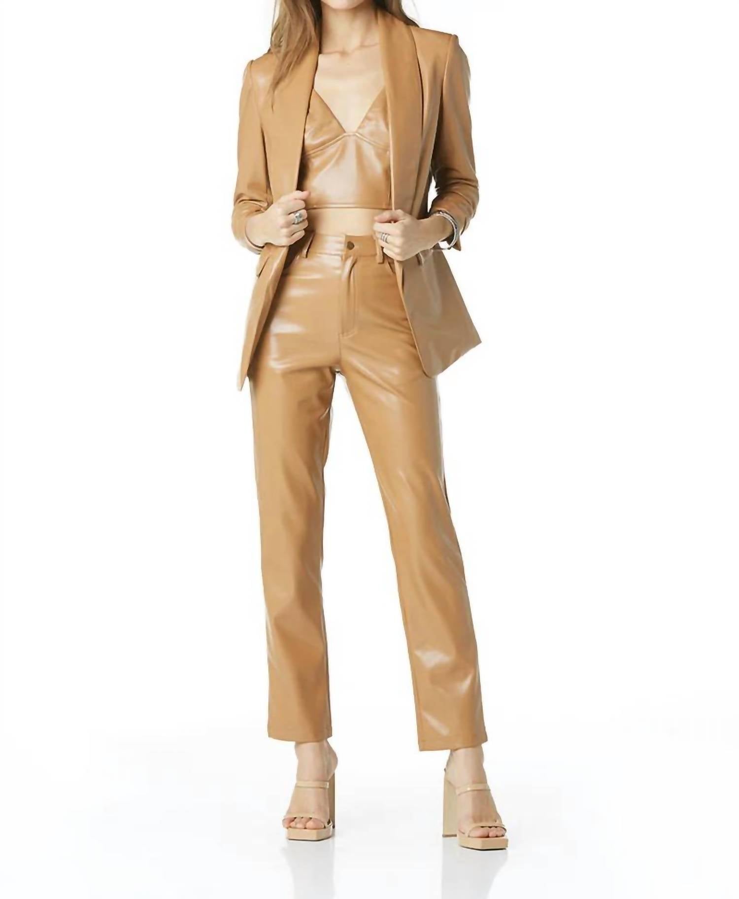 Kia Блейзер коричневого цвета Tart Collections
Kia Блейзер коричневого цвета Tart Collections