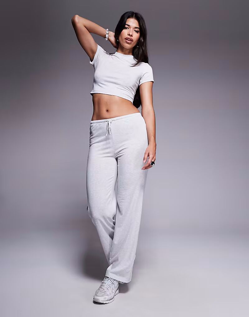 Комплект из укороченной футболки с высоким воротом и широких брюк Princess Polly Midvale из тонкой трикотажной ткани в рубчик светло-серого цвета
Комплект из укороченной футболки с высоким воротом и широких брюк Princess Polly Midvale из тонкой трикотажной ткани в рубчик светло-серого цвета