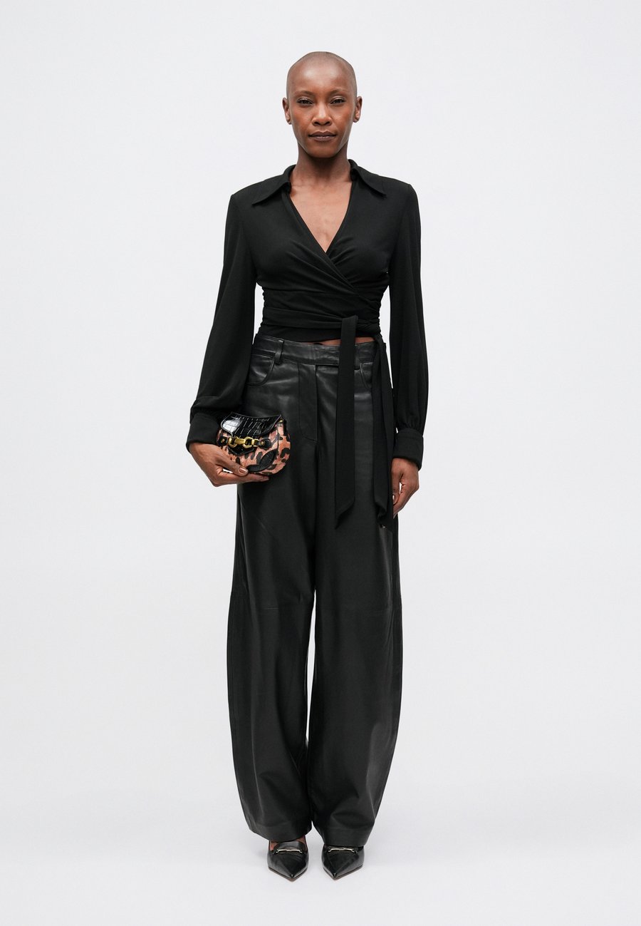 Сумка кросс-боди Just Cavalli SNAKE BITE, Black
Сумка кросс-боди Just Cavalli SNAKE BITE, Black