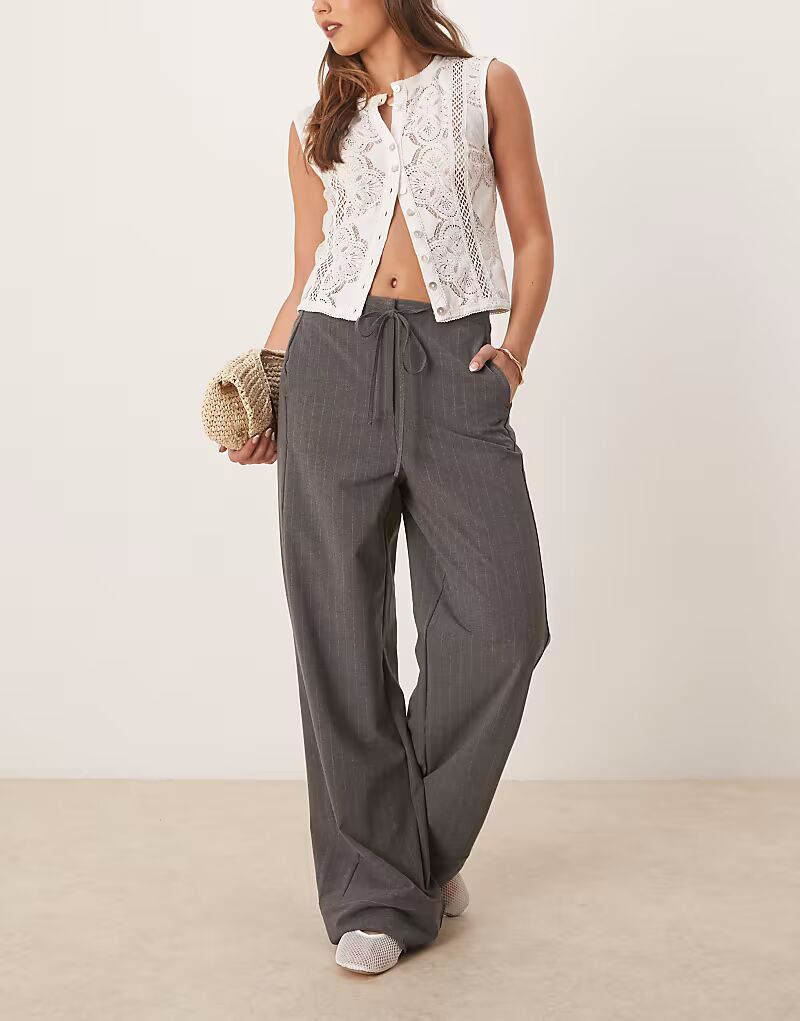 Брюки Mango прямого кроя в тонкую полоску с завязкой на талии серого цвета
Брюки Mango прямого кроя в тонкую полоску с завязкой на талии серого цвета